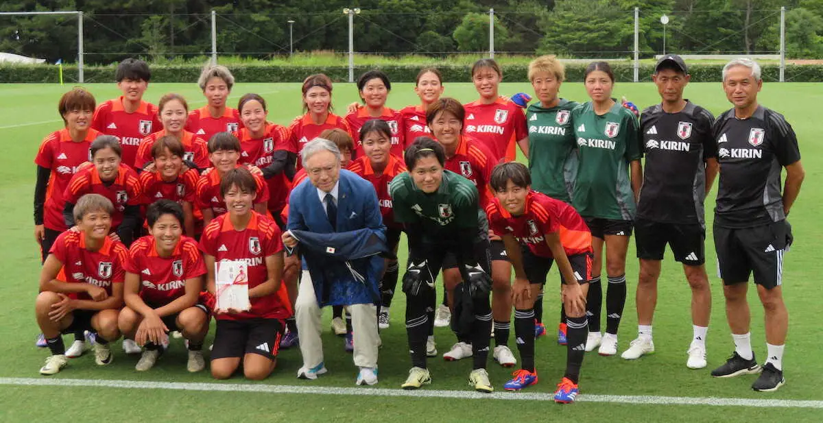 松本育夫氏（前列中央）と記念撮影するなでしこジャパンの選手たち