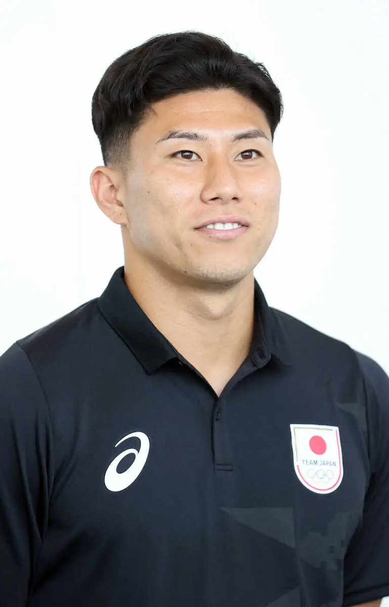 ＜サッカー男子U23五輪日本代表・渡仏＞渡仏前の羽田空港で取材に応じる細谷　（撮影・村上　大輔）