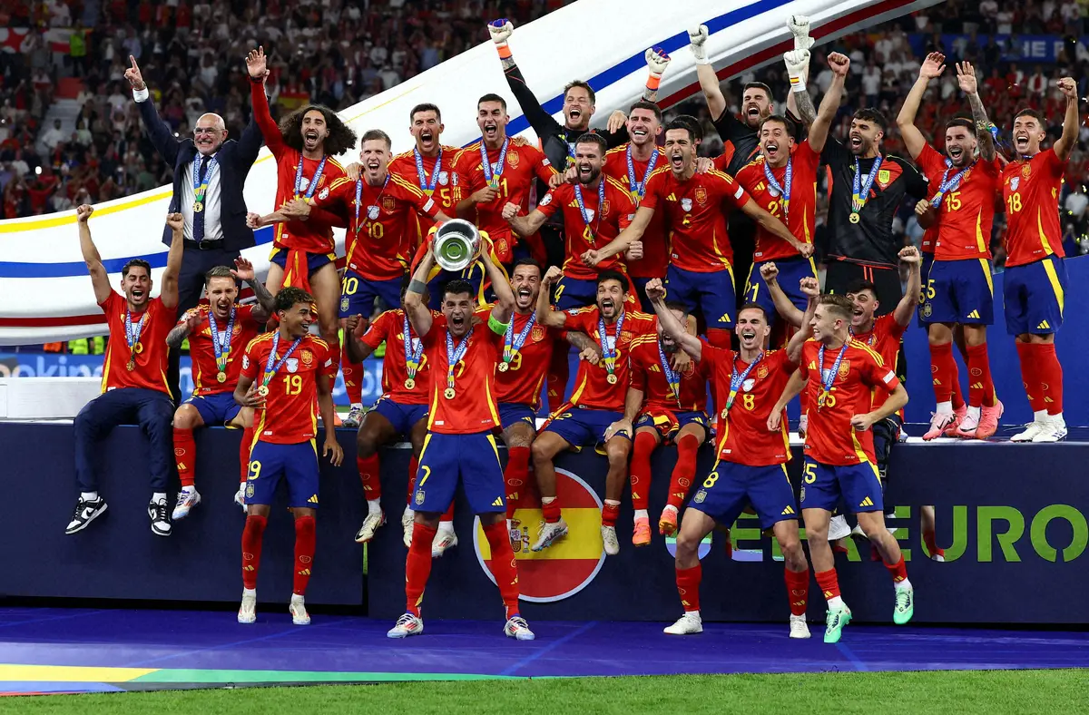 ＜欧州選手権　スペイン・イングランド＞優勝し喜ぶスペイン代表イレブンら（ロイター）