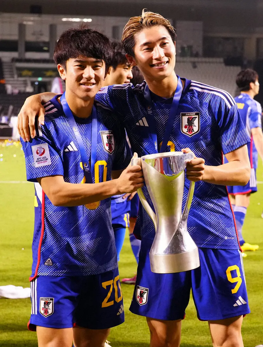 U―23アジア杯優勝カップを手に笑顔の平河（左）と藤尾