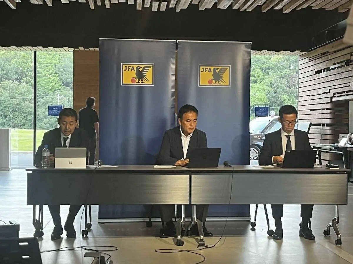 日本サッカー協会（JFA）の理事会後の会見真ん中が影山技術委員長