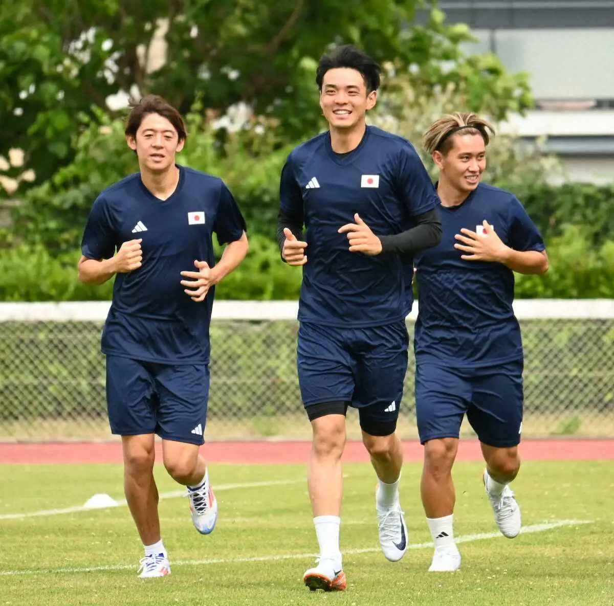 全体練習で調整するパリ五輪日本代表の（左から）山本、山田、荒木（撮影・滝本雄大）
