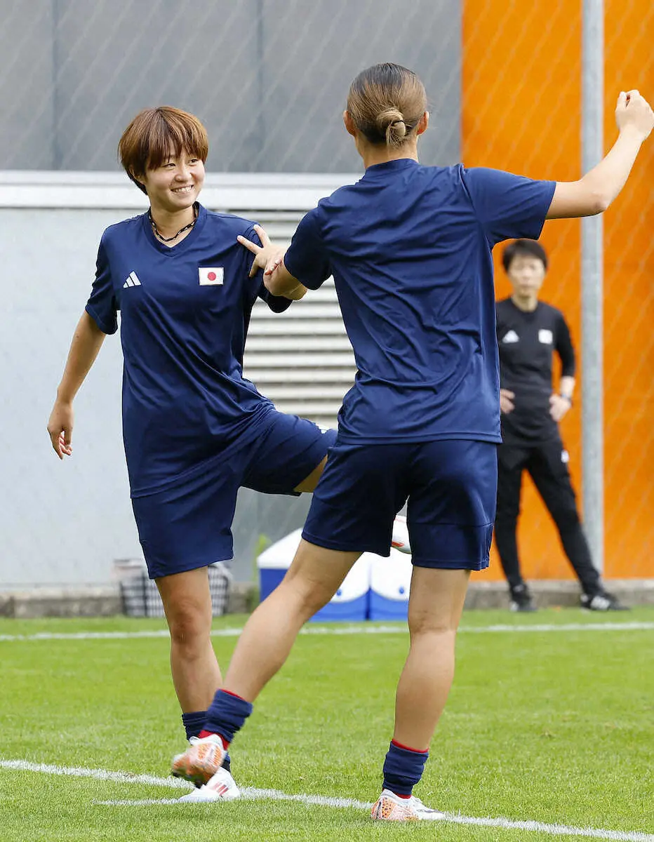 スペイン戦に向け、調整するサッカー女子日本代表・宮沢（左）