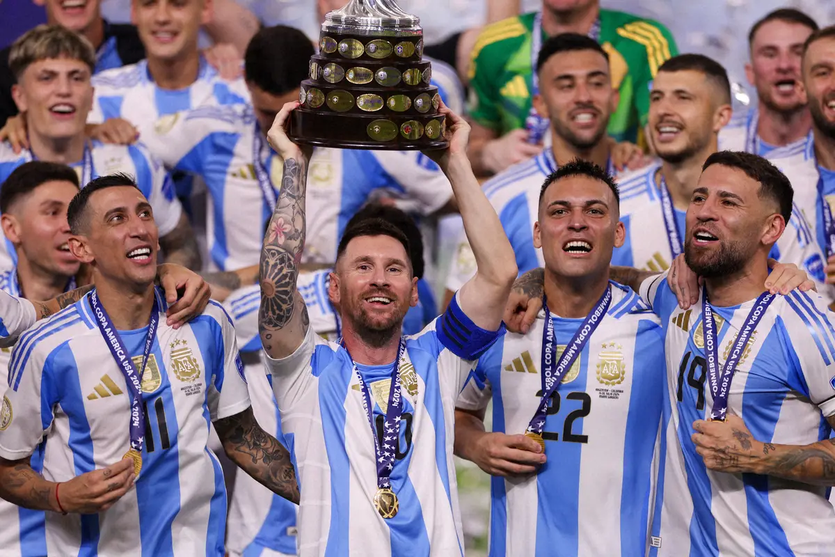 南米選手権優勝トロフィーを掲げ喜ぶアルゼンチン代表メッシ（中央左）（ロイター）