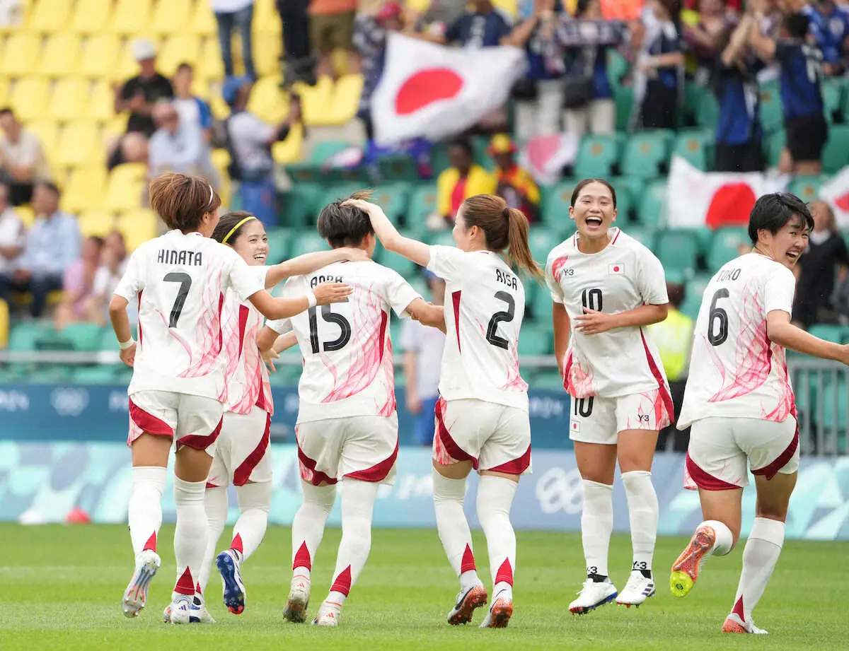 ＜パリ五輪サッカー女子　日本・スペイン＞前半、藤野（左から3人目）が先制ゴールを決め喜ぶ日本の選手たち（撮影・岡田　丈靖）