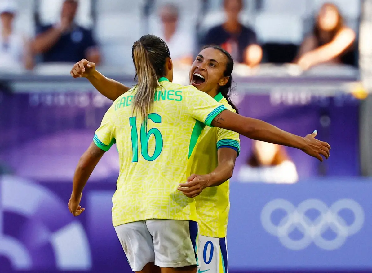 ＜パリ五輪サッカー女子　ナイジェリア・ブラジル＞先制ゴールを決めたガビヌ二ェス（左）を祝福するブラジル代表マルタ（ロイター）