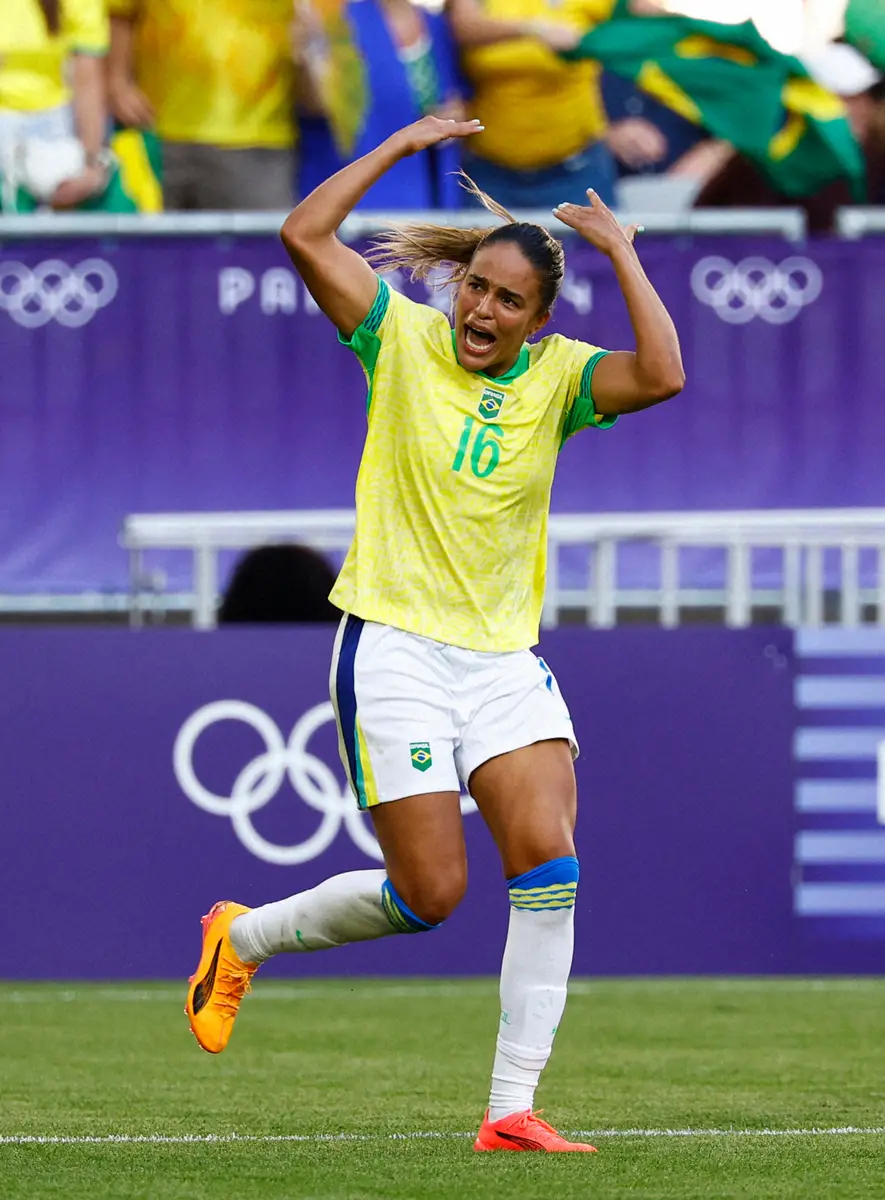 ＜パリ五輪サッカー女子　ナイジェリア・ブラジル＞前半、先制ゴールを決め喜ぶブラジル代表ガビヌ二ェス（ロイター）