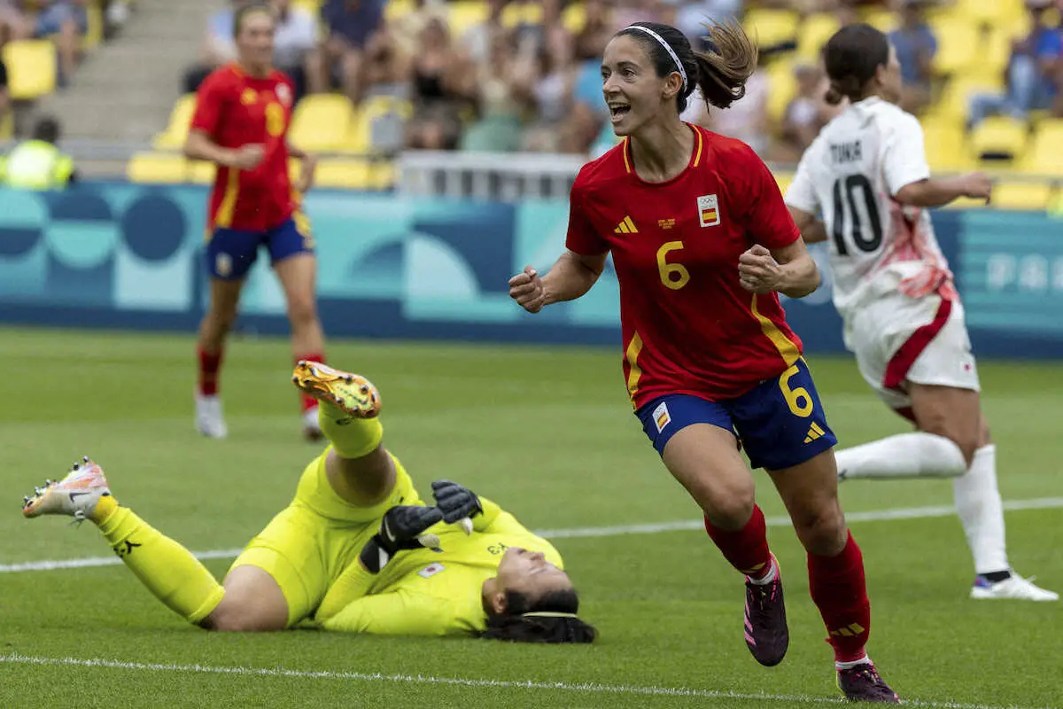 ＜パリ五輪サッカー女子　スペイン・日本＞前半、先制ゴールを決め喜ぶスペイン代表ボンマティ（AP）