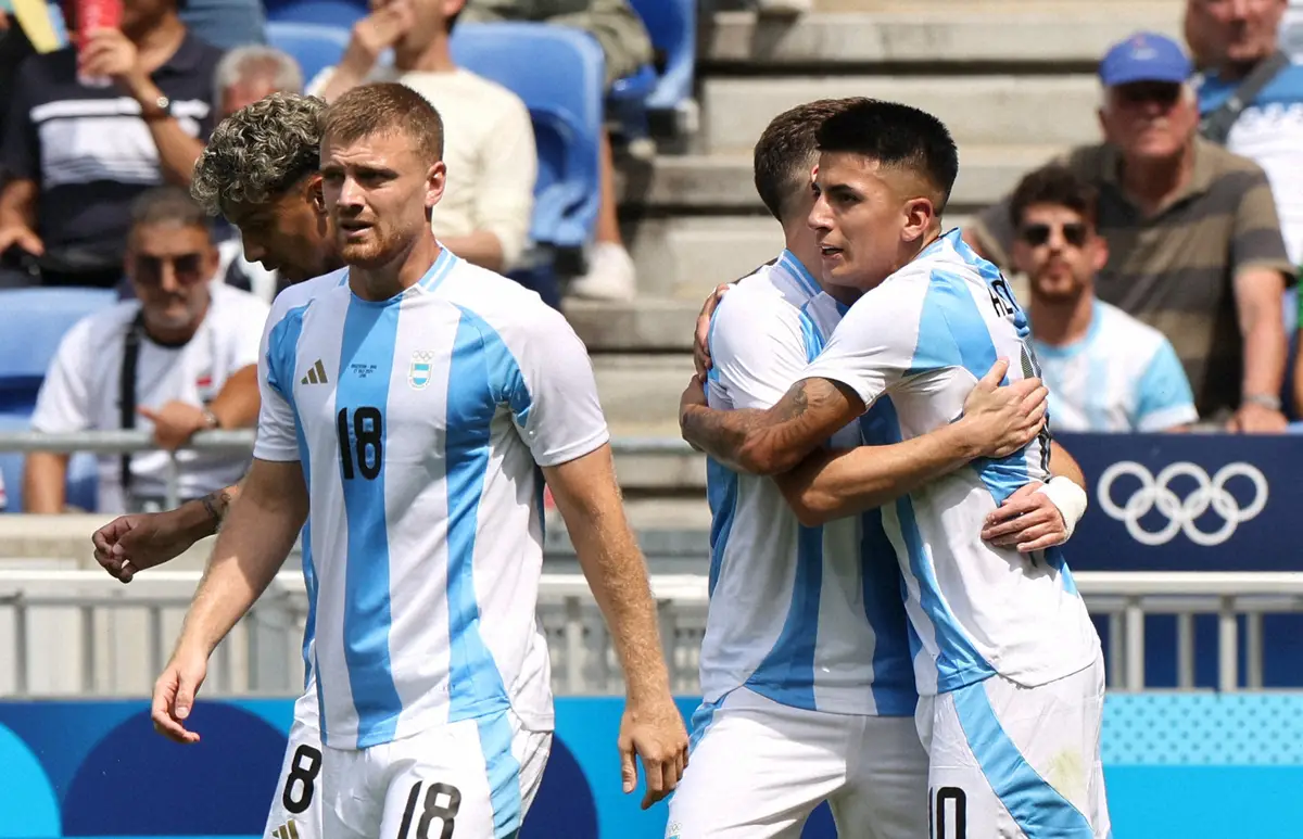 ＜パリ五輪サッカー男子　アルゼンチン・イラク＞前半、アルマダ（右）が先制ゴールを決め喜ぶアルゼンチン代表イレブン（ロイター）