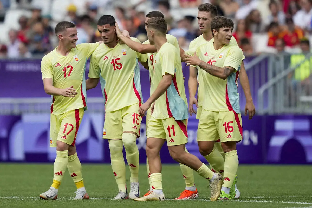 ＜パリ五輪サッカー男子　ドミニカ・スペイン＞後半、グティエレス（左から2人目）が3点目を決め喜ぶスペイン代表イレブン（AP）