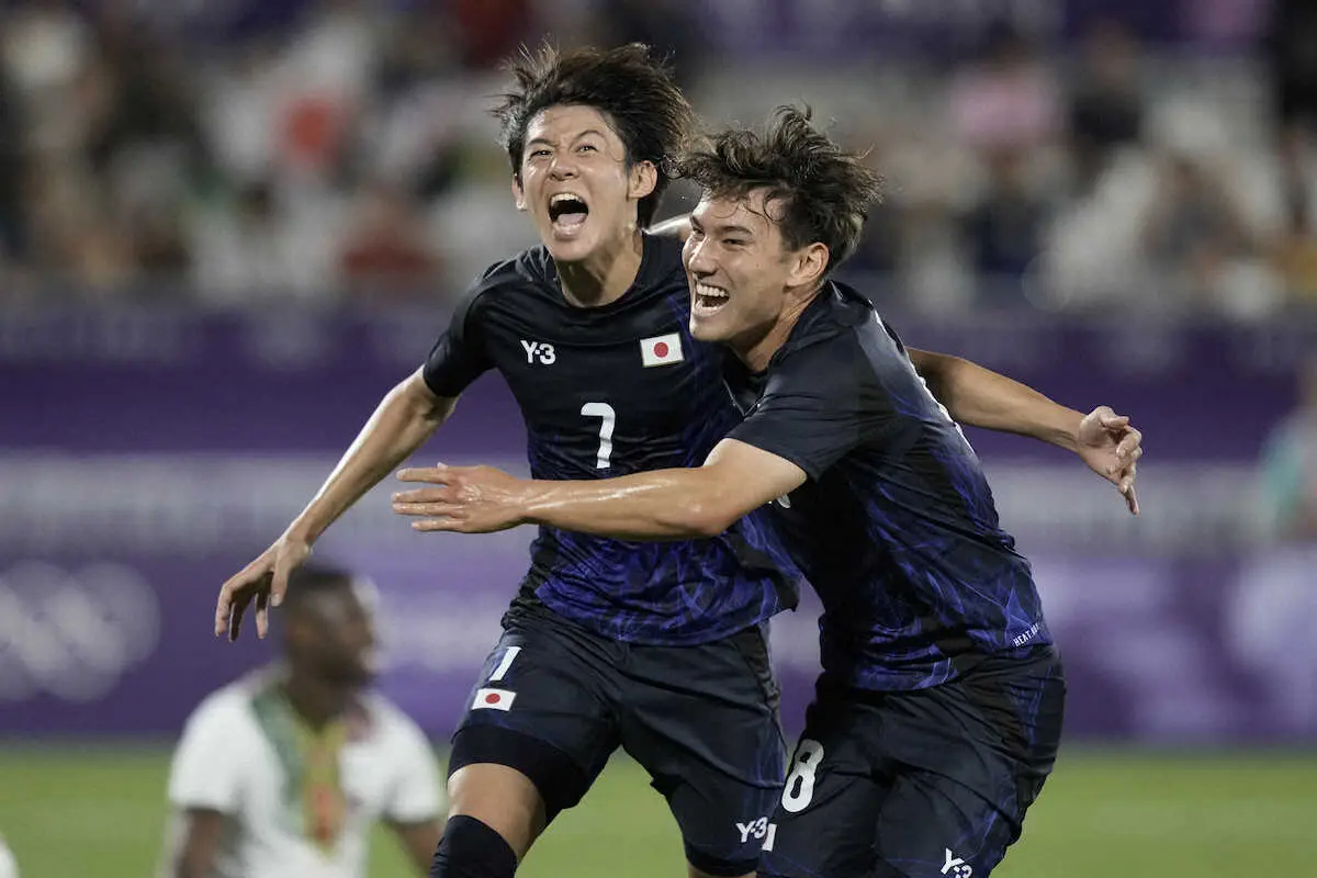 <パリ五輪サッカー男子　日本・マリ>後半、先制ゴールを決め喜びを爆発させる日本代表MF山本（右は佐藤）（AP）