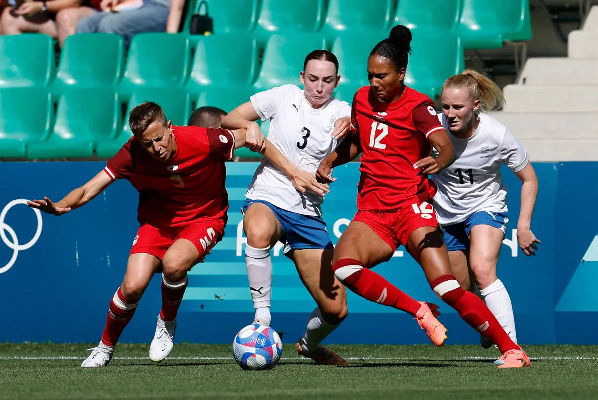 25日に行われた女子サッカーのカナダーニュージーランド戦（ロイター）