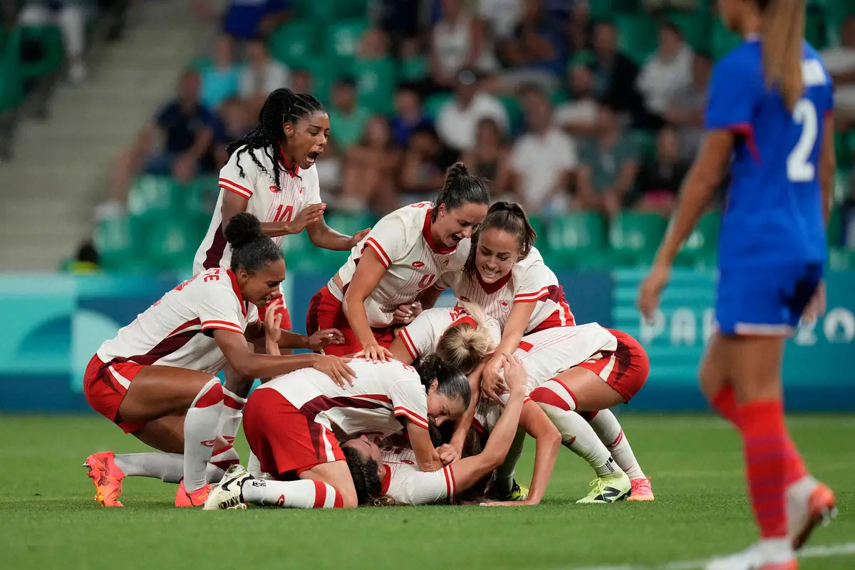 ＜五輪サッカー女子　フランス・カナダ＞開催国フランスから劇的な逆転勝利を飾り、喜びを爆発させるカナダ代表イレブン（AP）