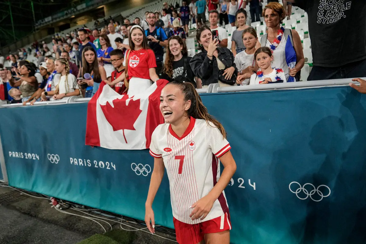 ＜五輪サッカー女子　フランス・カナダ＞開催国フランスから劇的な逆転勝利を飾り、ファンの前で喜ぶカナダ代表グロッソ（AP）