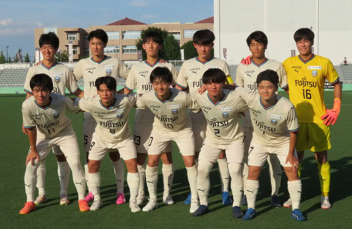 ＜川崎F・U－18VS福岡U－18＞決勝進出を決めた川崎Fイレブン。同点弾の土屋主将（後列右から3人目）、PK戦でセーブのGK松沢（後列右端）、同点アシストの柴田（前列右から2人目）　　　　　　　　　　　　　　　　　　　　　　　　　　　　　　