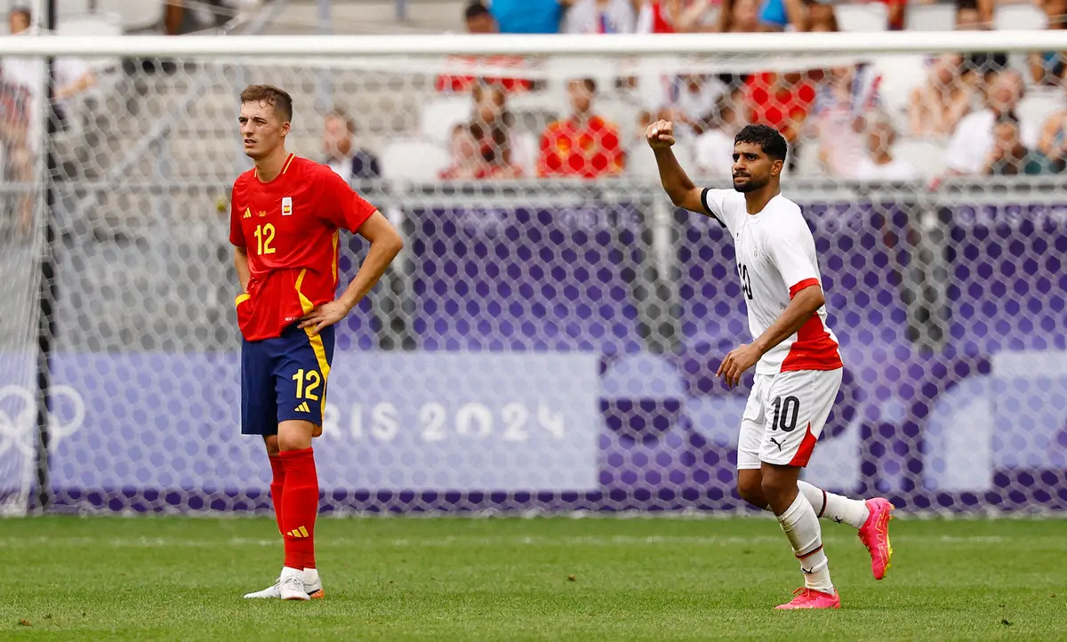 ＜パリ五輪男子サッカー　スペイン・エジプト＞後半、失点し落胆するスペイン代表パチェコ。右はゴールを決め喜ぶエジプト代表FWアデル（ロイター）