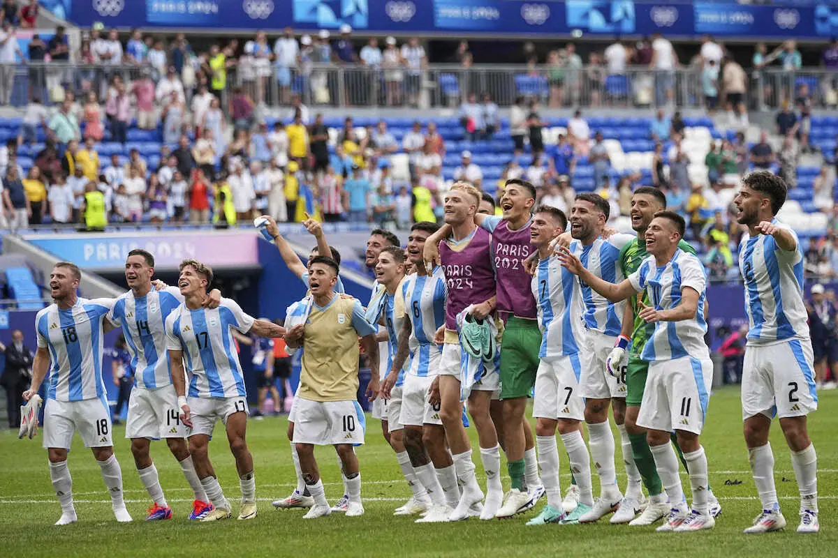 ＜パリ五輪サッカー男子　ウクライナ・アルゼンチン＞決勝トーナメント進出を決め喜ぶアルゼンチン代表イレブン（AP）