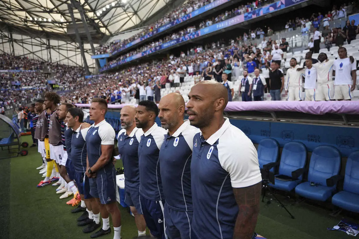 ＜パリ五輪男子サッカー　ニュージーランド・フランス＞試合前に国歌斉唱するフランス代表アンリ監督（手前）ら（AP）