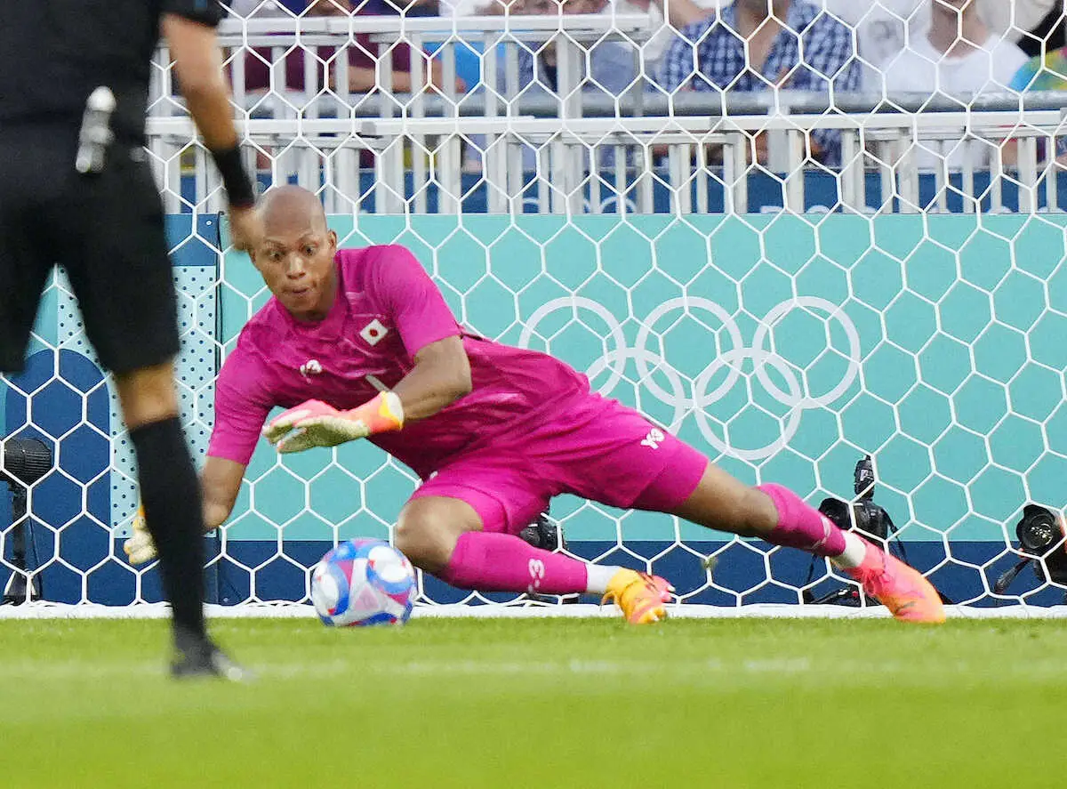 ＜パリ五輪男子サッカー　イスラエル・日本＞前半、セーブする日本代表GK小久保