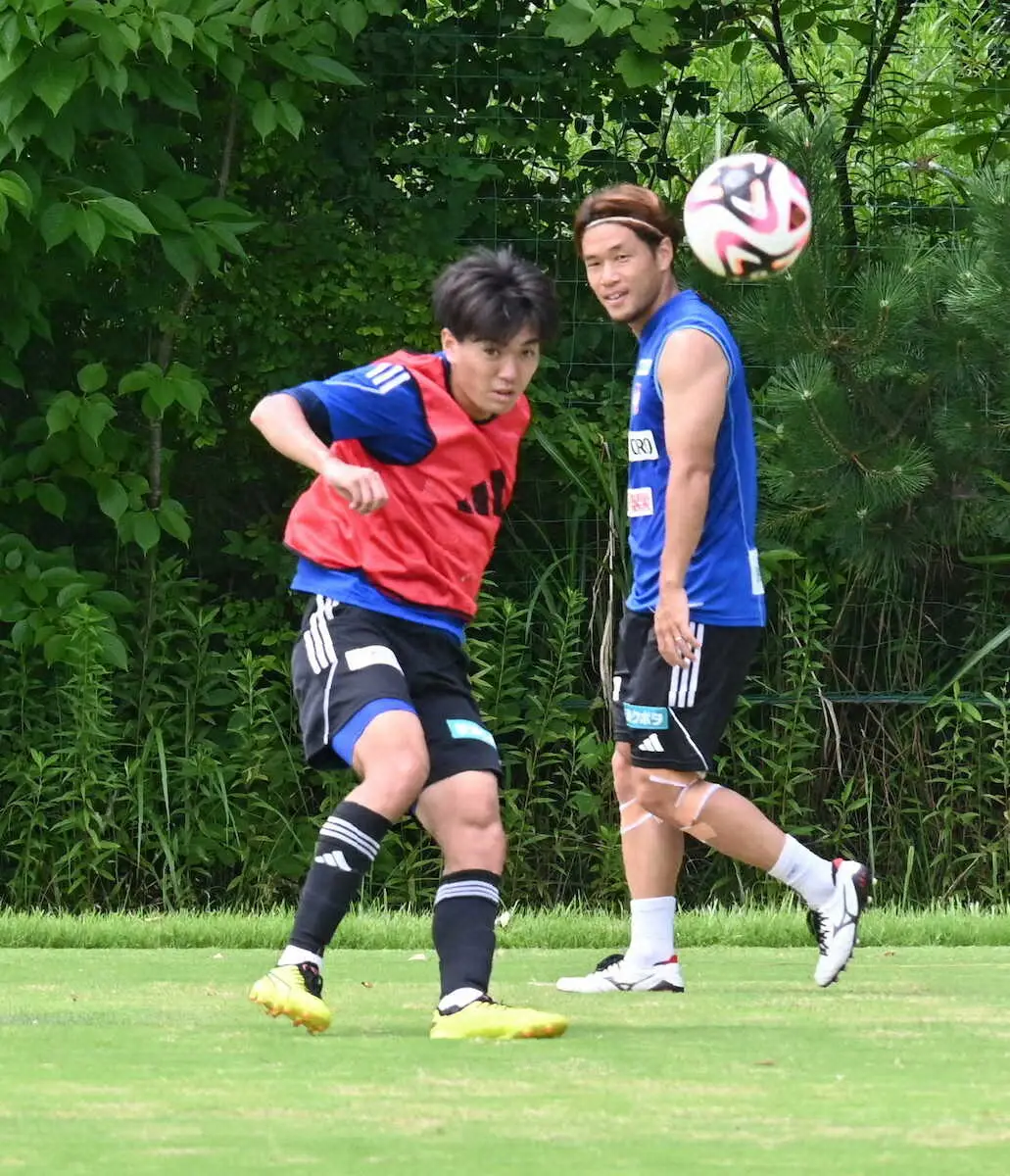 クロスを上げる橋本