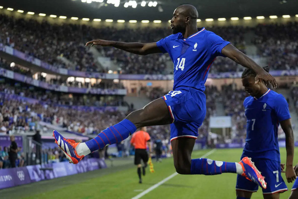 ＜パリ五輪サッカー男子　フランス・アルゼンチン＞前半、ゴールを決め飛び上がって喜ぶフランス代表FWマテタ（左）（AP）