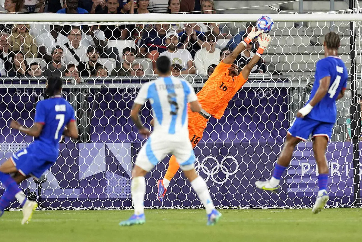 ＜パリ五輪サッカー男子　フランス・アルゼンチン＞前半、ファインセーブを見せるフランス代表GKレステ（中央奥）（AP）