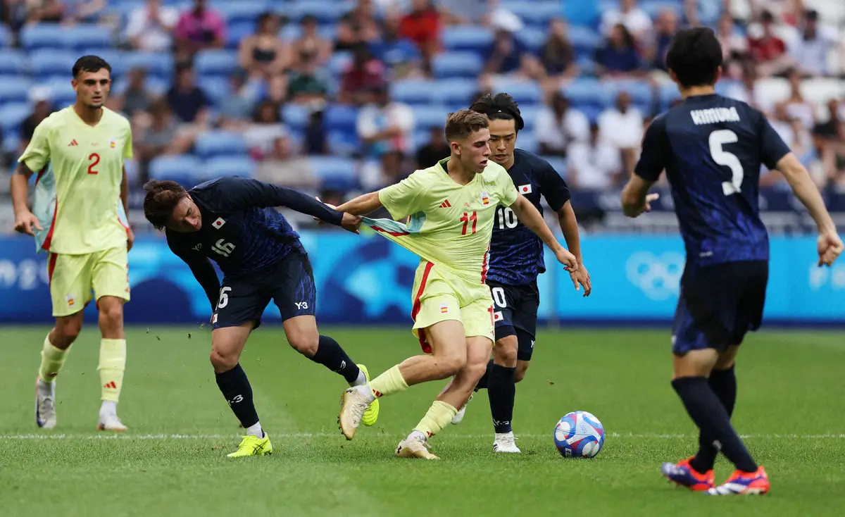 ＜パリ五輪男子サッカー　日本・スペイン＞フェルミンロペス（中央）を激しくマークする日本代表イレブンら（ロイター）