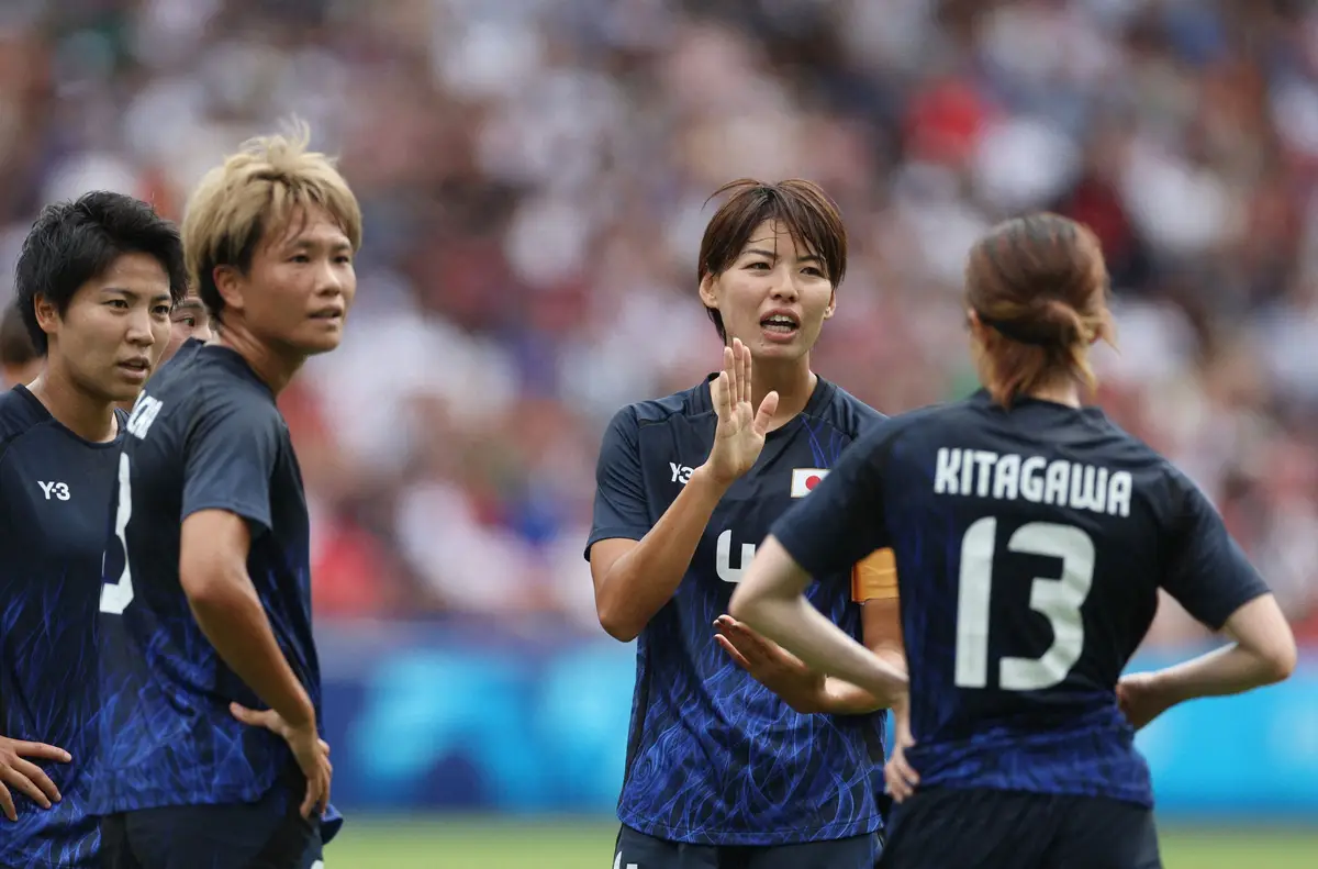セットプレー前にコミュニケーションを取る熊谷（右から2人目）ら日本の選手（ロイター）