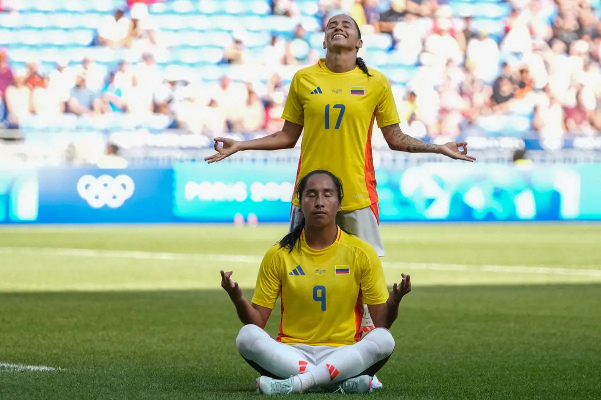 ＜パリ五輪サッカー女子　スペイン・コロンビア＞前半、先制ゴールを決め喜ぶコロンビア代表FWラミレス（手前）（ロイター）