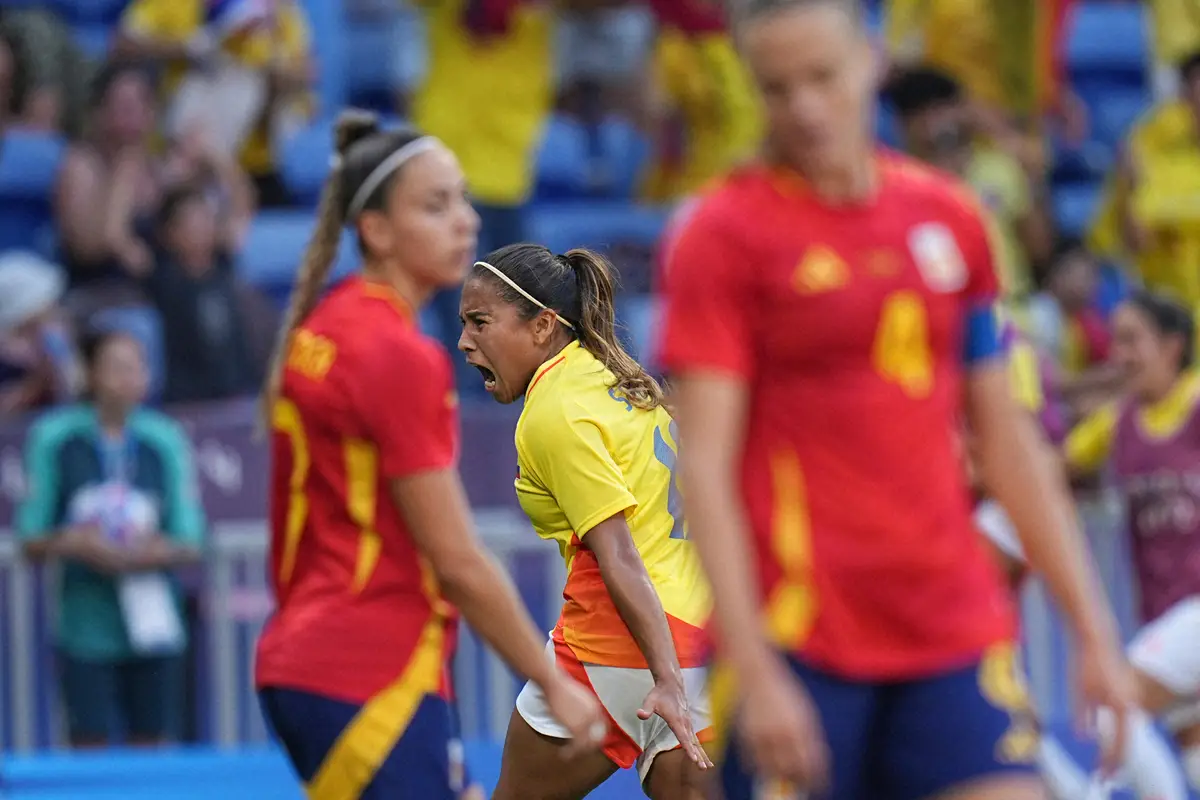 ＜パリ五輪サッカー女子　スペイン・コロンビア＞後半、ゴールを決め喜ぶコロンビア代表サントス。手前は落胆するスペイン代表イレブン（AP）