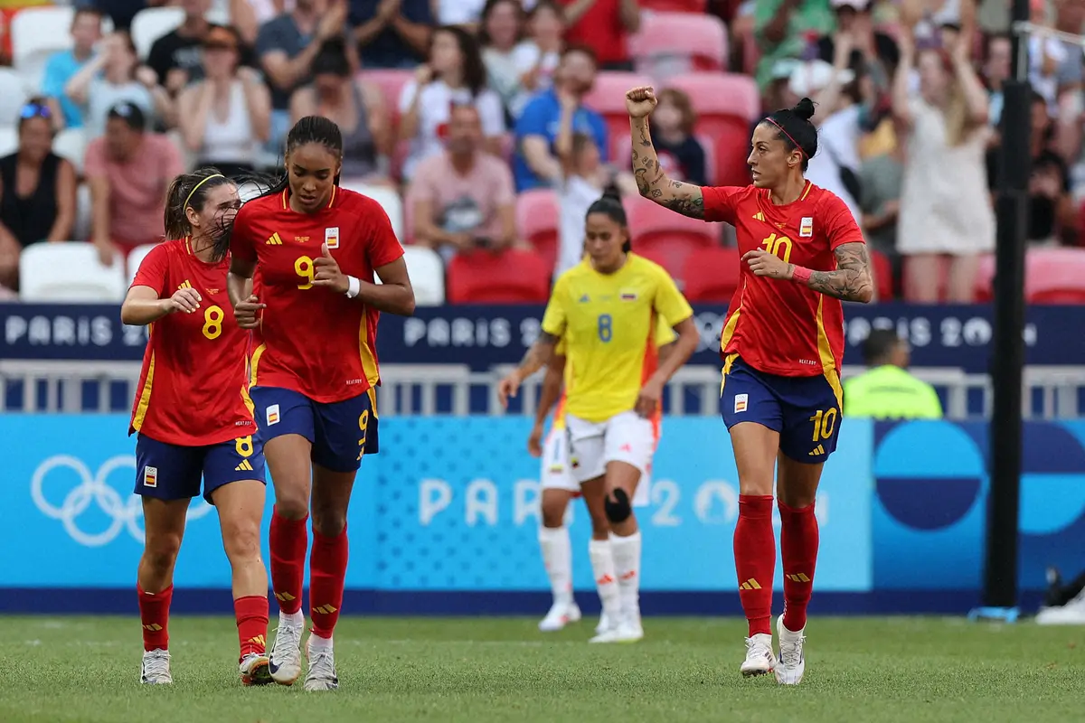 ＜パリ五輪サッカー女子　スペイン・コロンビア＞後半、ゴールを決め喜ぶスペイン代表エルモソ（右）ら（ロイター）