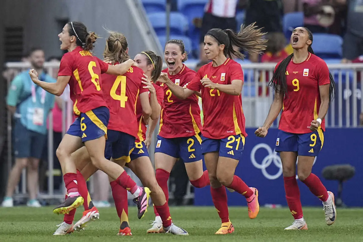 ＜パリ五輪サッカー女子　スペイン・コロンビア＞後半アディッショナルタイム、同点に追いつき喜びを爆発させるスペイン代表イレブン（AP）