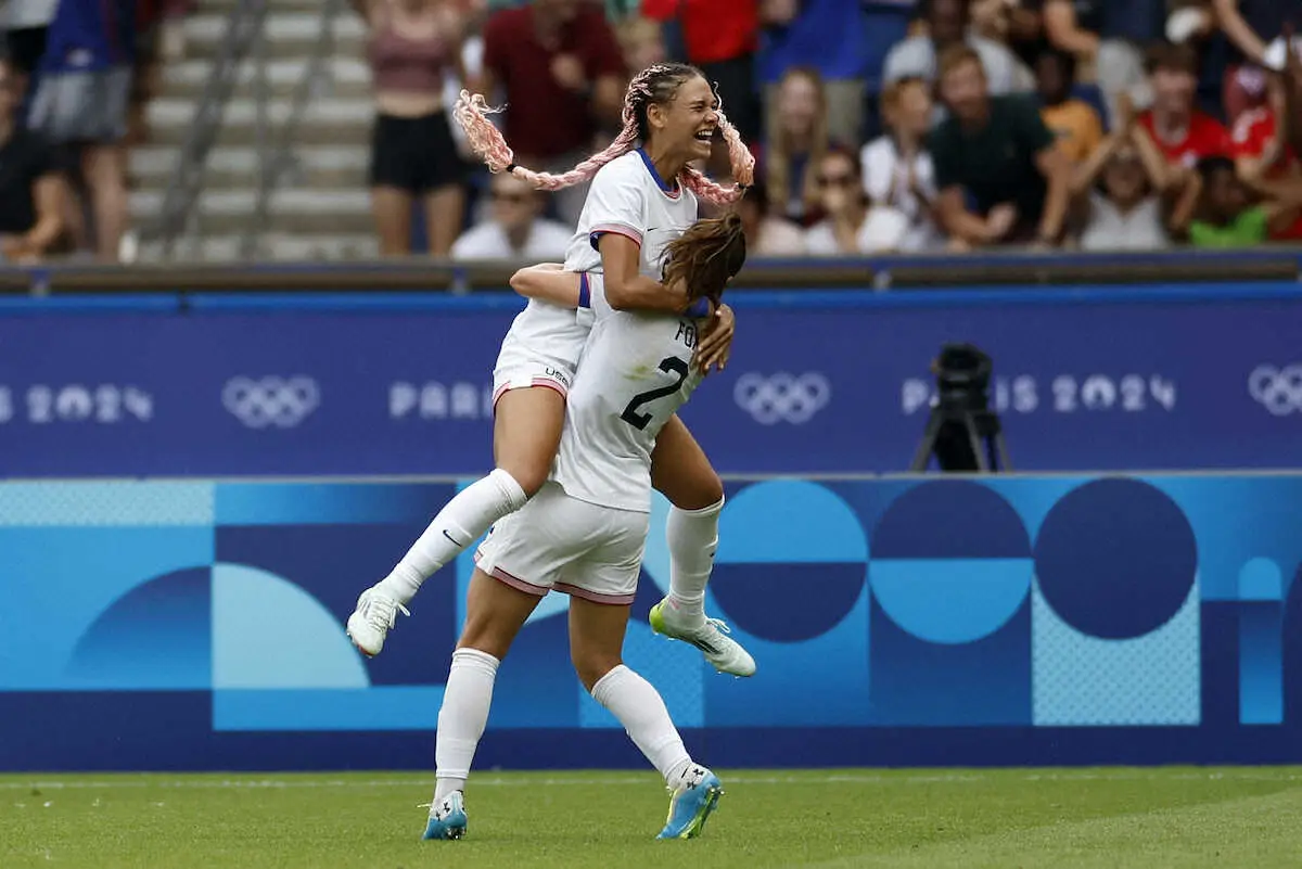 ＜パリ五輪サッカー女子　米国・日本＞延長前半、ゴールを決め喜ぶ米国代表ロッドマン（上）（AP）