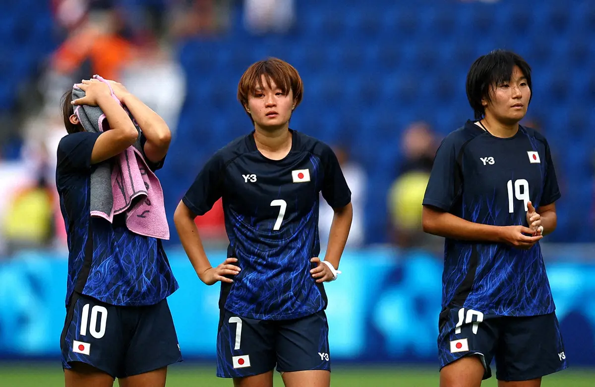 ＜パリ五輪サッカー女子　米国・日本＞延長戦の末に敗れ涙する長野（左）らなでしこジャパンイレブン（ロイター）