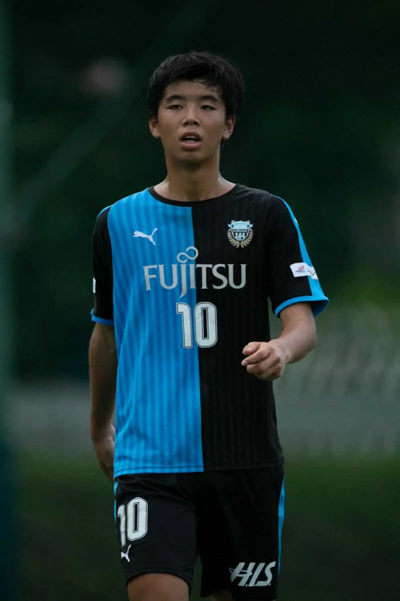 川崎FのUー15でセンターバックながらエース番号10を付けていた中学3年時の高井（C）KAWASAKI　FRONTALE