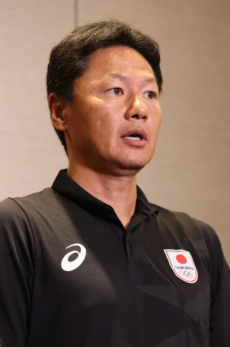 ＜パリ五輪男子サッカー日本代表・帰国＞取材に応じる大岩監督（撮影・村上　大輔）