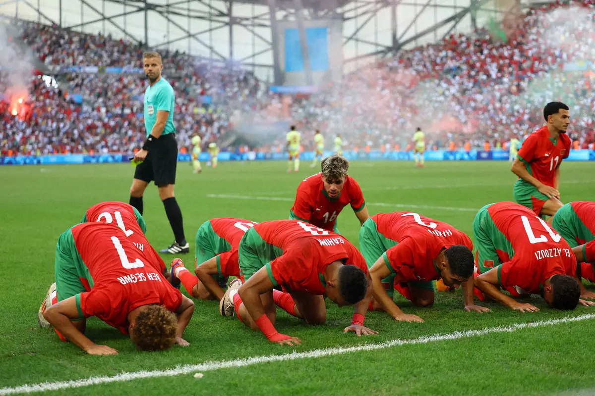 ＜パリ五輪男子サッカー　モロッコ・スペイン＞前半、先制ゴールが決まり祈りを捧げるモロッコ代表イレブンら（ロイター）