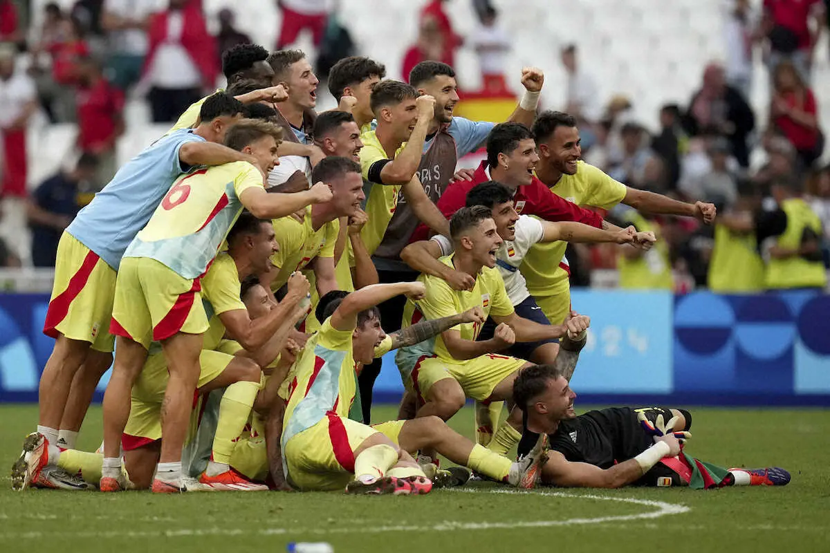 ＜パリ五輪男子サッカー　モロッコ・スペイン＞2大会連続の決勝進出を決め、喜ぶスペイン代表イレブン（AP）