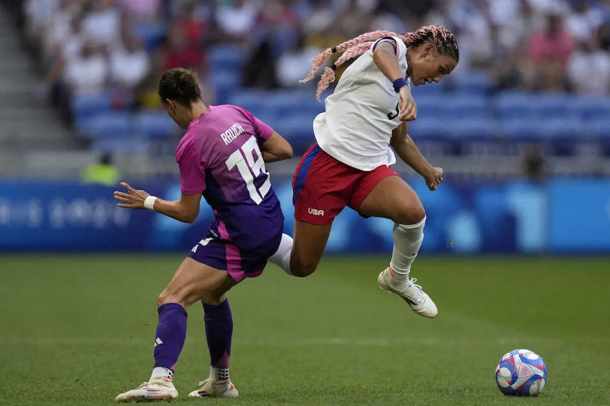 ＜パリ五輪サッカー女子　米国・ドイツ＞前半、ドリブル突破する米国代表のロッドマン（右）（AP）