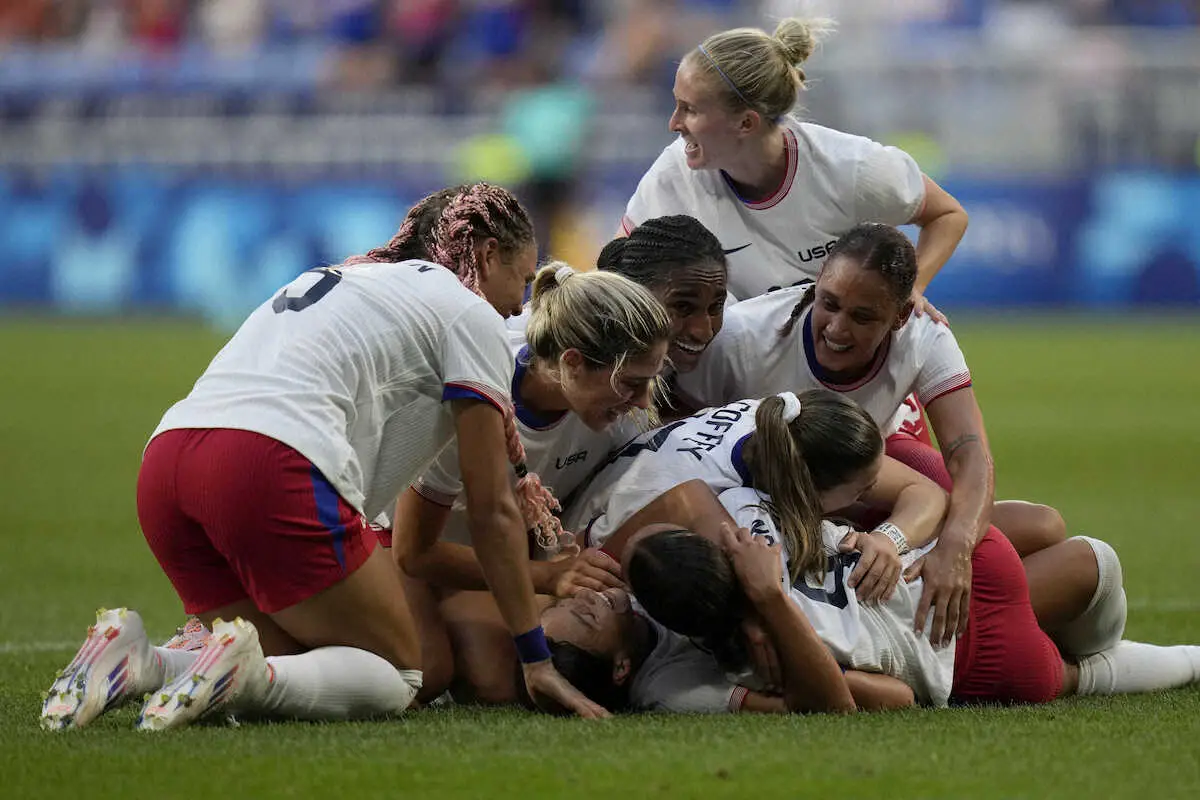 ＜パリ五輪サッカー女子　米国・ドイツ＞延長前半、先制ゴールが決まり喜ぶ米国代表イレブン（AP）