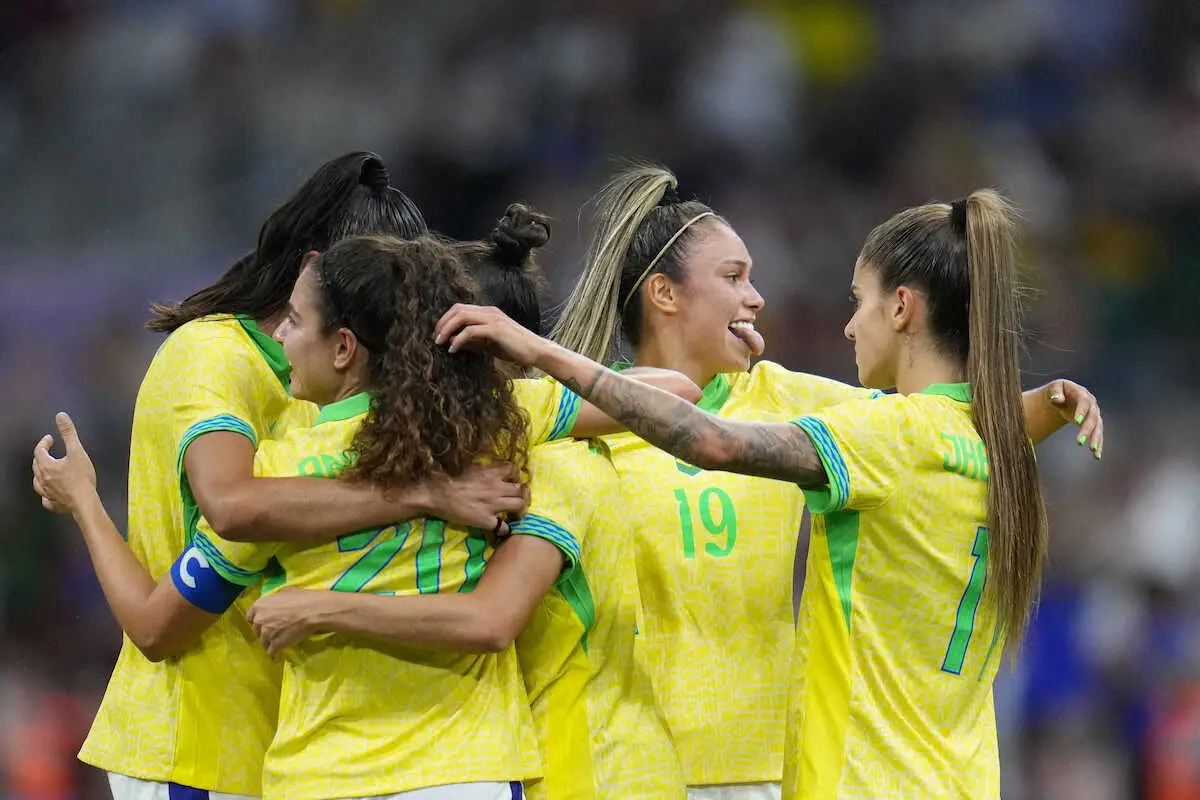 ＜パリ五輪サッカー女子　ブラジル・スペイン＞後半、ゴールが決まり喜ぶブラジル代表イレブン（AP）