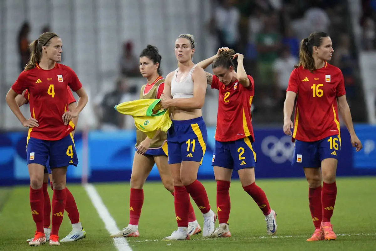 ＜パリ五輪サッカー女子　ブラジル・スペイン＞準決勝敗退に落胆するスペイン代表イレブン（AP）