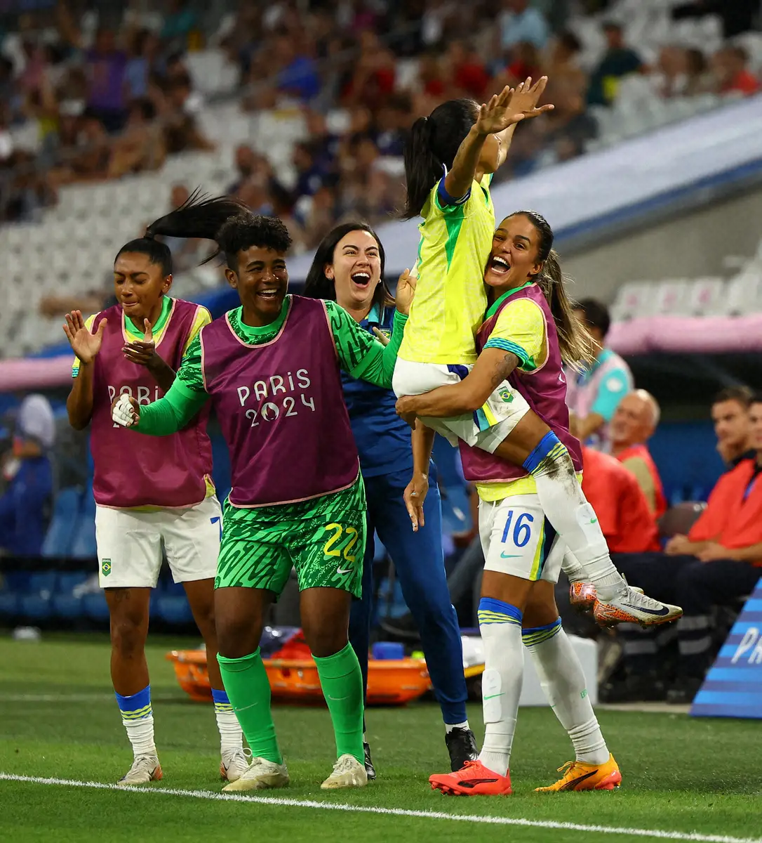 ＜パリ五輪サッカー女子　ブラジル・スペイン＞後半、同点ゴールが決まり喜ぶブラジル代表イレブンら（AP）