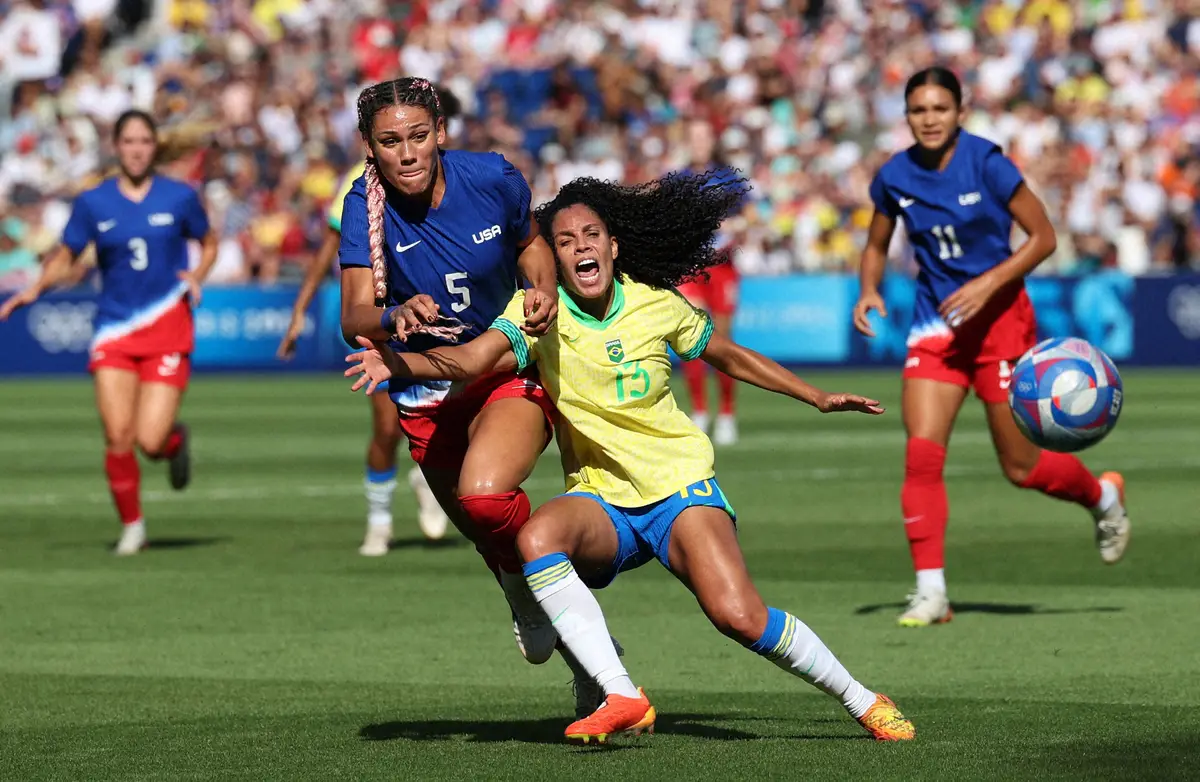 ＜パリ五輪サッカー女子　ブラジル・米国＞前半、競り合う米国代表ロッドマン（左）（ロイター）