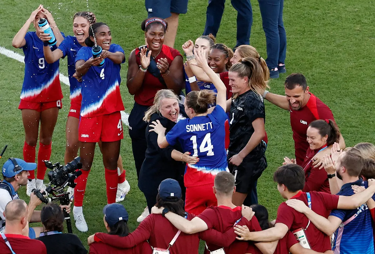 ＜パリ五輪サッカー女子　ブラジル・米国＞3大会ぶり金メダル獲得で大盛り上がりのヘイズ監督（中央左）ら米国代表イレブン（ロイター）