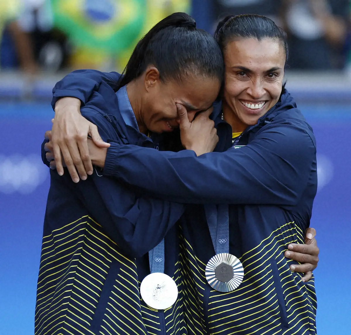 銀メダルを胸に、チームメートを慰めるブラジルのマルタ（右）（ＡＰ）