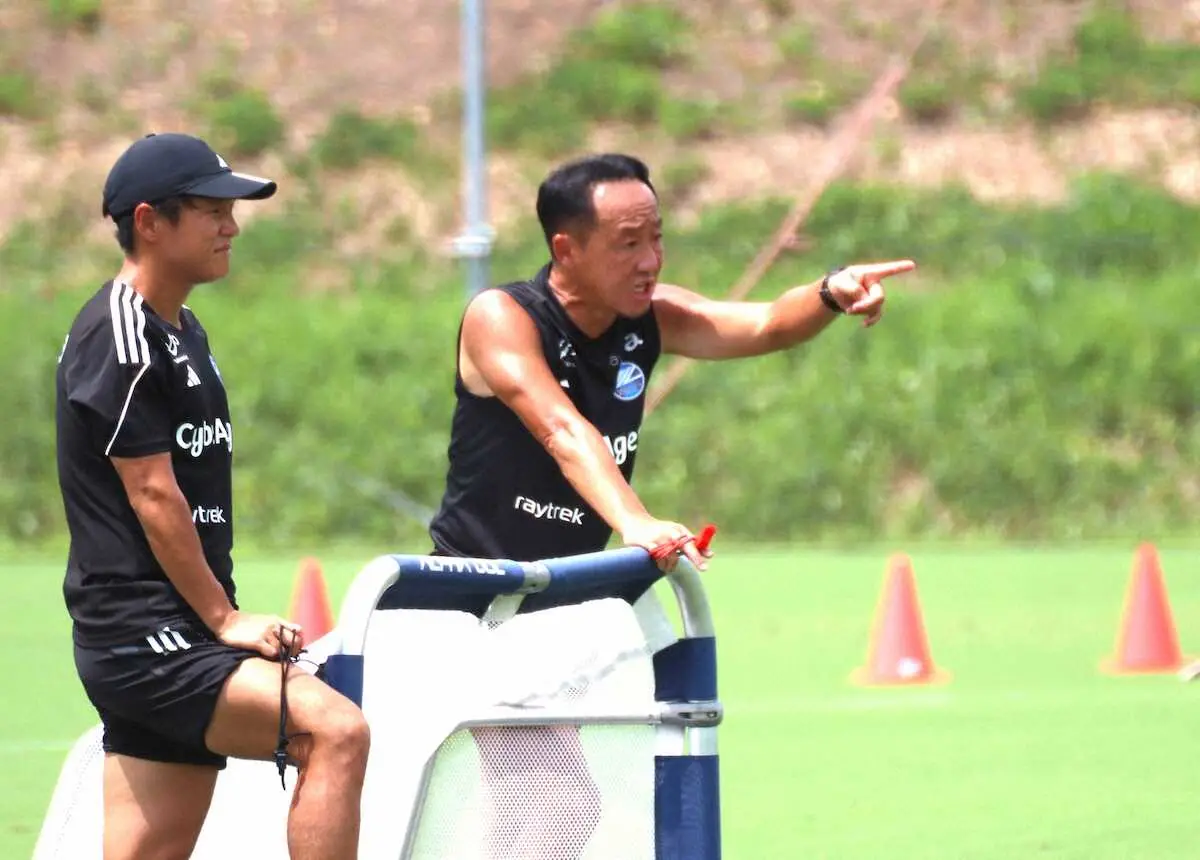 練習で指導に力が入る町田の黒田剛監督