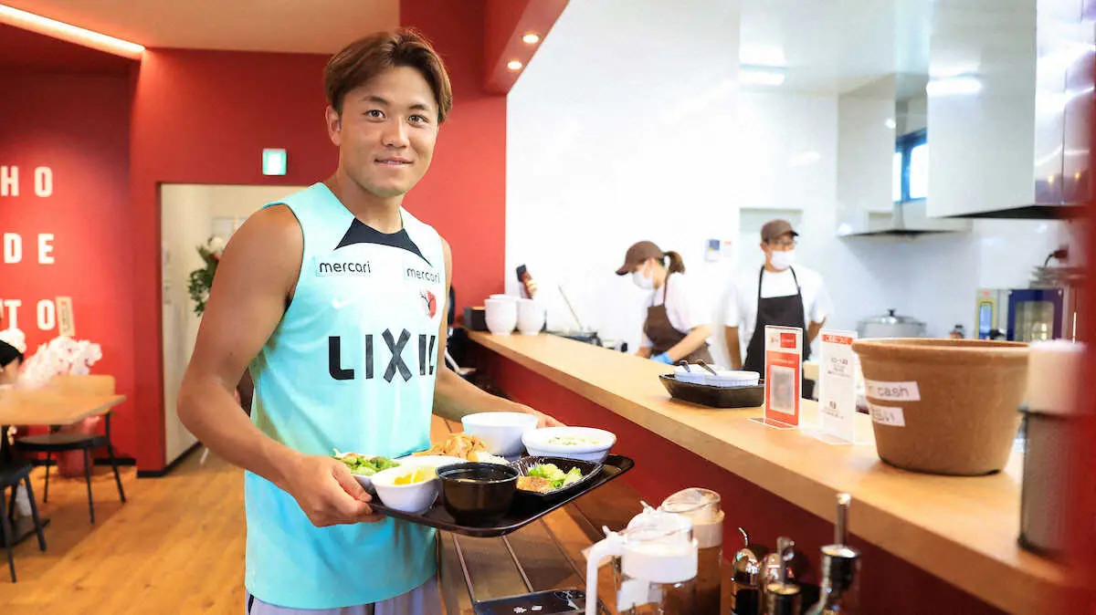 改修されたアントラーズカフェで昼食を手にする師岡(C)KASHIMA　ANTLERS