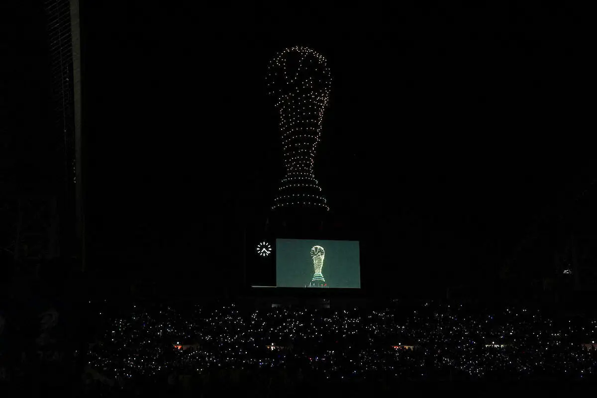 【画像・写真】サッカーW杯最終予選初戦　ドローンで「絶対に負けられない戦い」の文字　埼玉の夜空を彩る