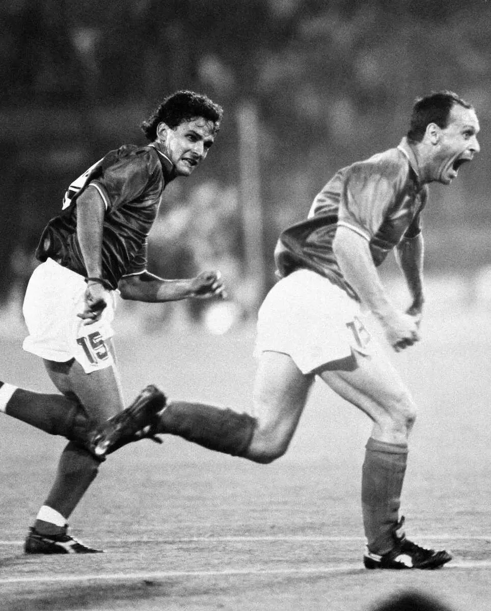 【画像・写真】90年W杯イタリア大会、ウルグアイ戦でゴールを決めたFWスキラッチ（右）と一緒に駆け出すイタリア代表FWバッジョ（AP）